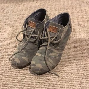 Toms Camo Wedges 5.5